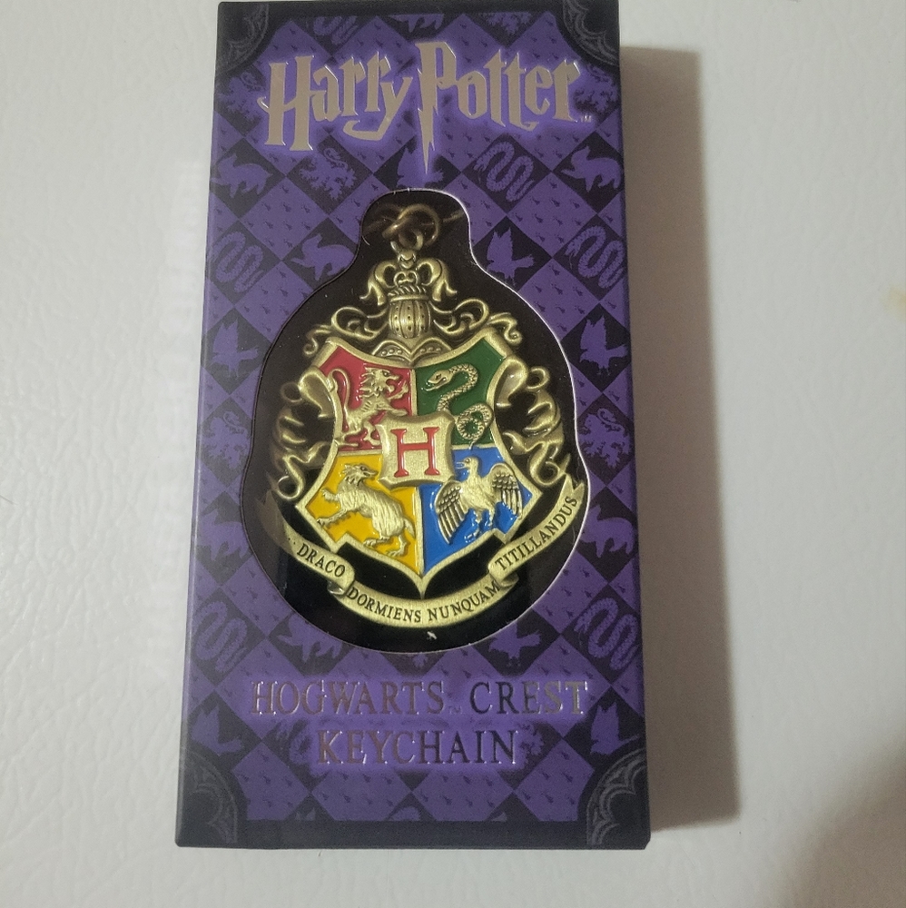 Harry Potter Hogwarts Crest Keychain New
